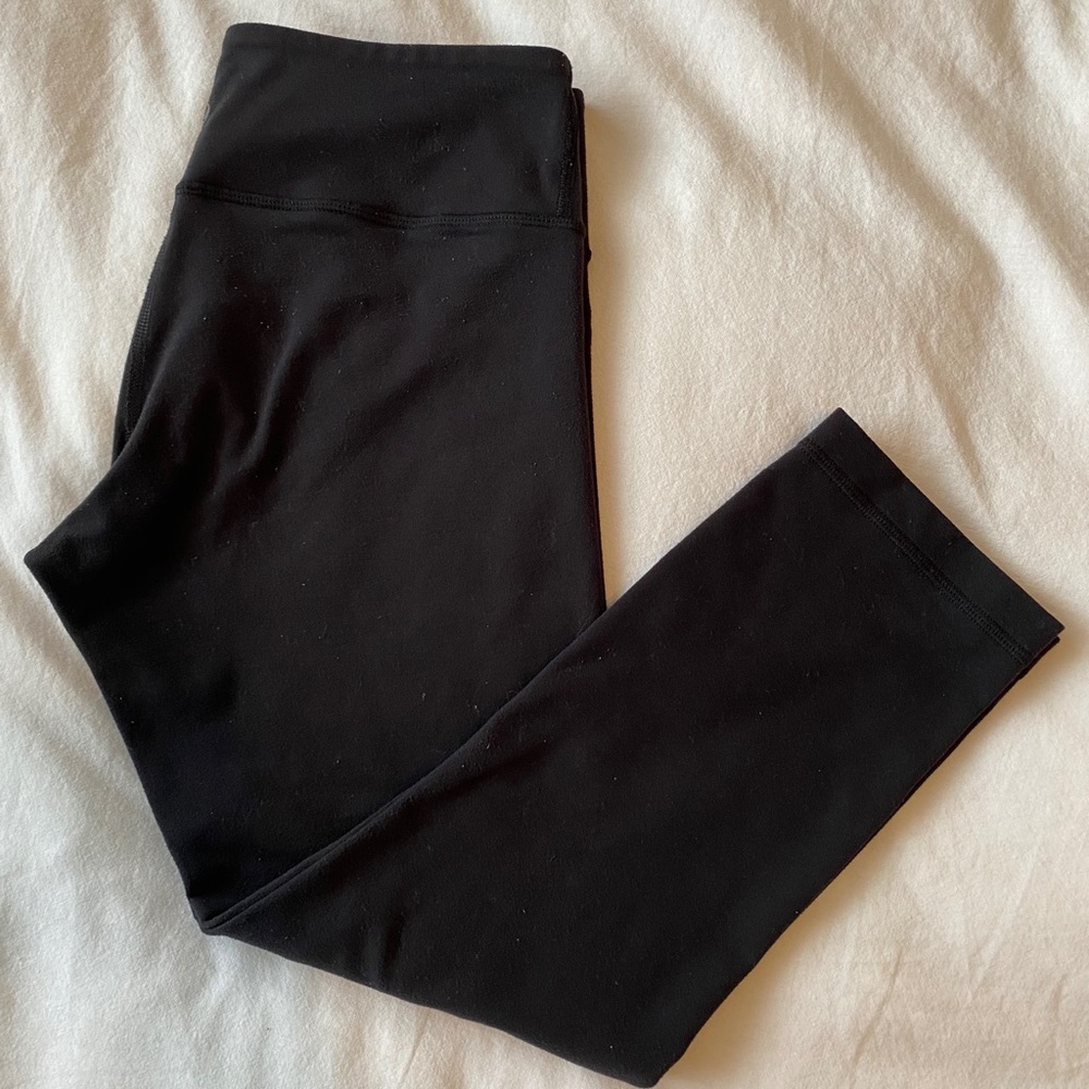 Black Lululemon Wunder Under crop yoga pants